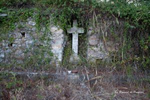 Uma cruz granitica encastrada num nicho do muro da Quinta dos Lóios