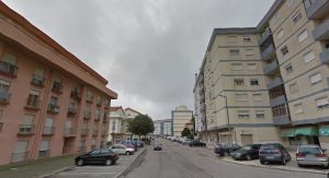 Foi num destes prédios, na Avenida Cândido de Oliveira, em Mem Martins, terá sido encontrada | Imagem: Google