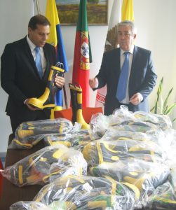 Silvino Rodrigues, administrador Executivo e Luís Inácio, Diretor BlueBiz,, ofereceram botas especiais de combate de incêndios aos Bombeiros de S.Pedro de Sintra