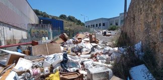 Operação de recolha de resíduos, na Estrada das Ligeiras, numa área transformada numa verdadeira lixeira a céu aberto