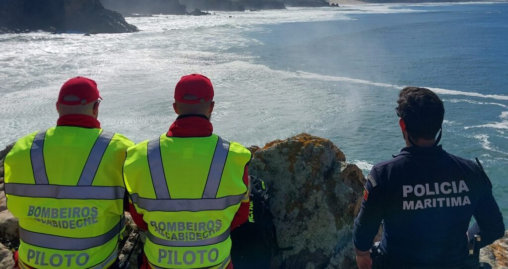 Buscas por pescador caído ao mar na Biscaia-Azóia (Sintra) | DR Autoridade Marítima Nacional