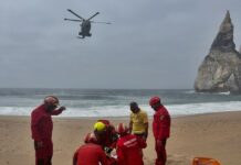 Força Aérea resgata mulher de 53 anos na Praia da Ursa