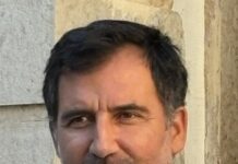 “Contra Salazar (…) uma viagem inesquecível a um Portugal sem medo, aos pensamentos e corações de homens e mulheres que mostraram ao Estado Novo de que eram feitos de pedra”